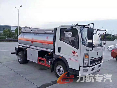 重汽豪沃轻卡5方加油车