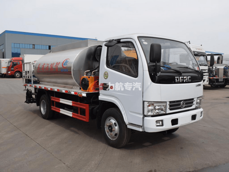 東風(fēng)D6多利卡4方瀝青撒布車（標(biāo)準(zhǔn)型）圖片