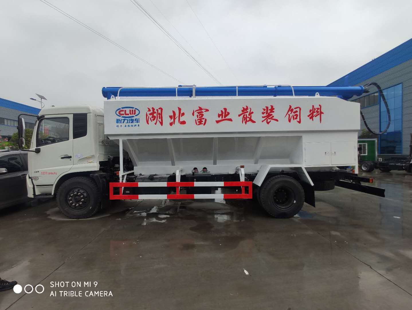 散裝飼料運(yùn)輸車(chē)