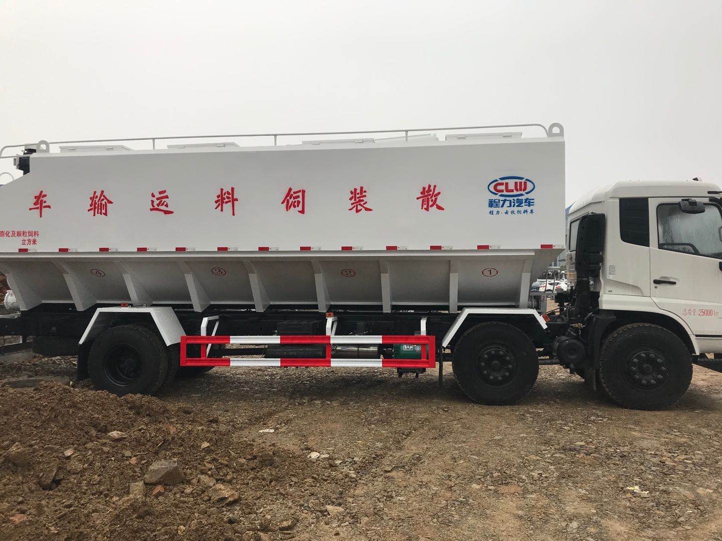 30方散裝飼料運(yùn)輸車