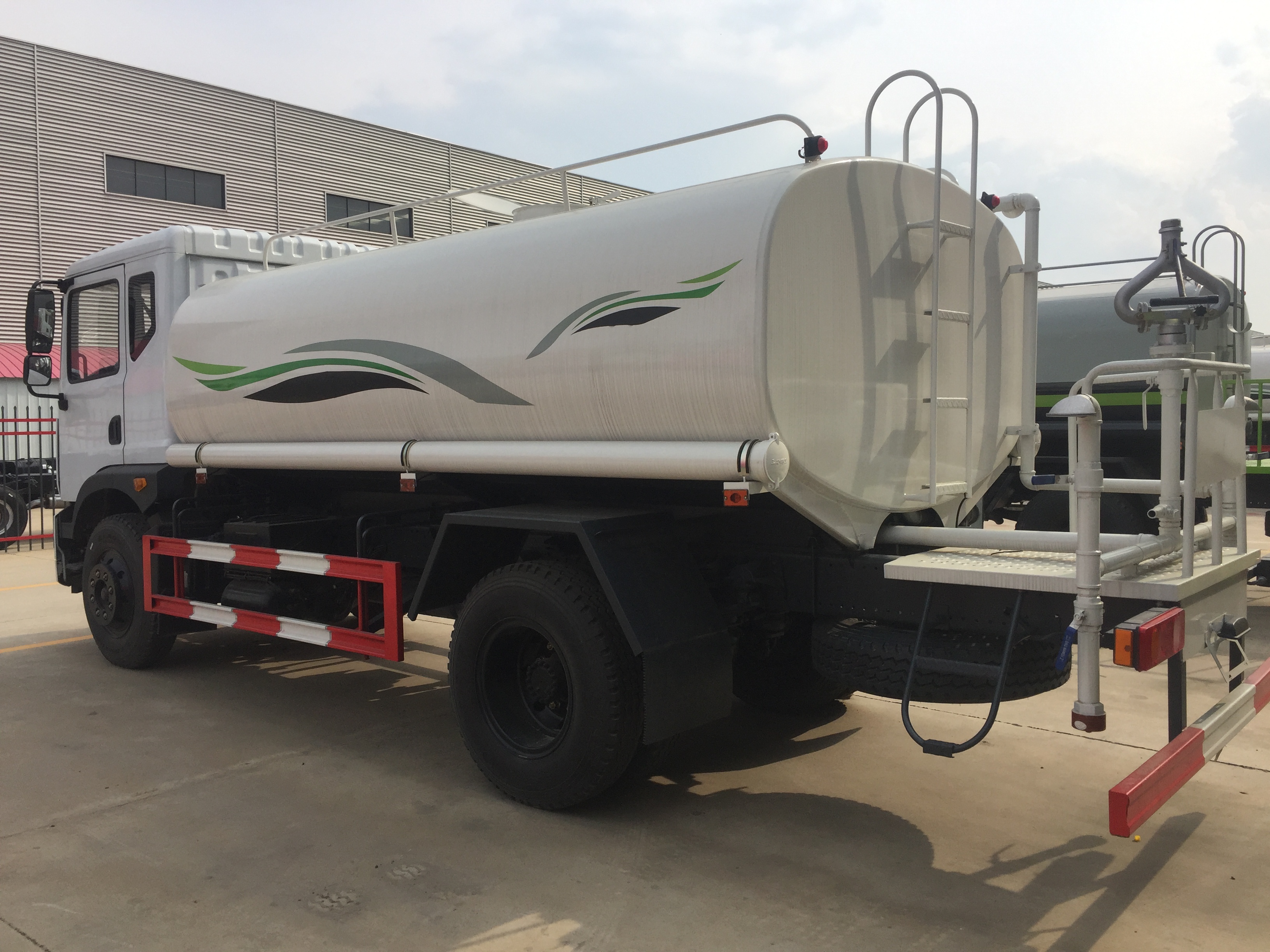 東風(fēng)T3 灑水車 (5)