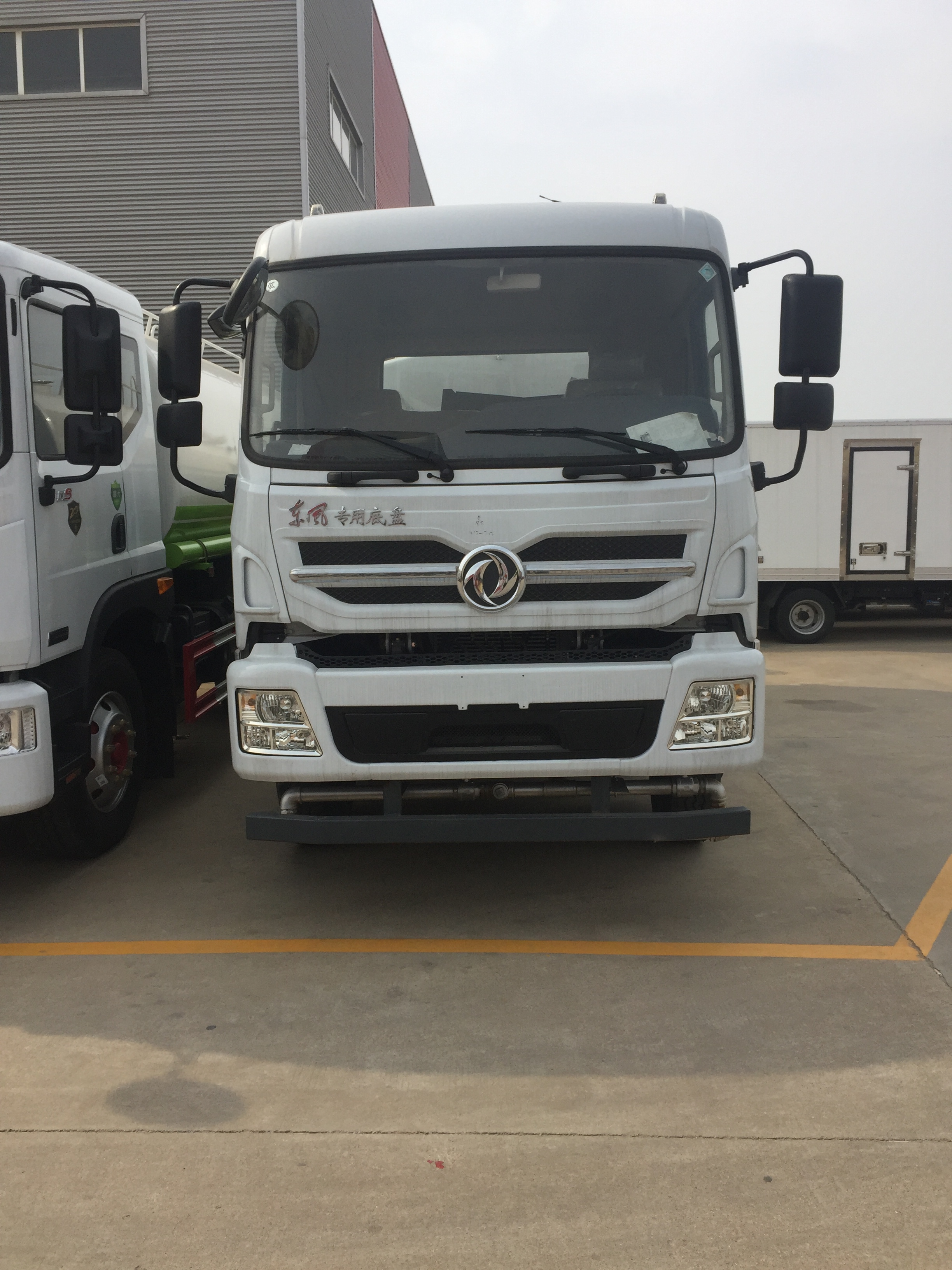 東風(fēng)專底12方灑水車 (3)