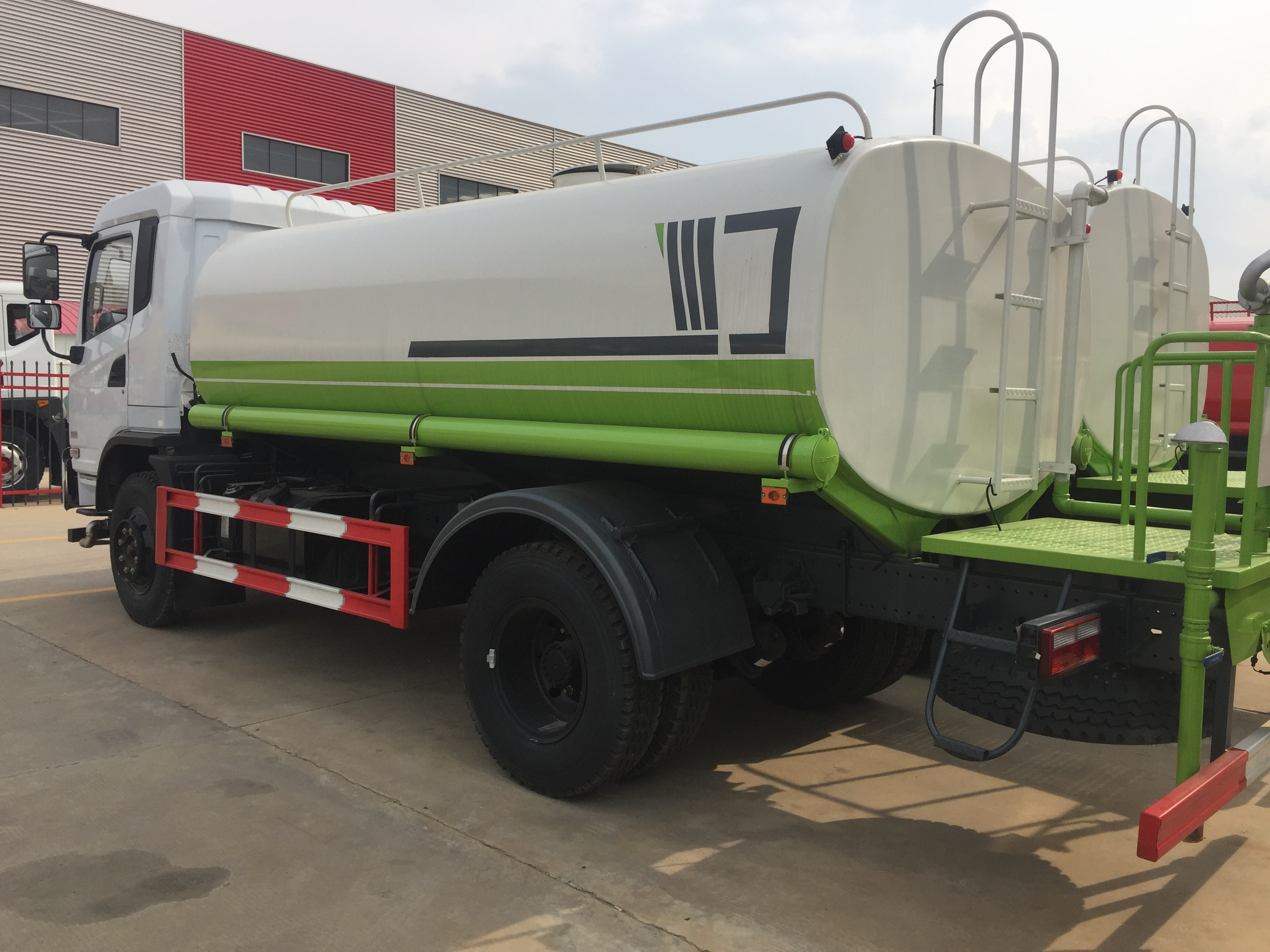 東風(fēng)專底12方灑水車 (4)
