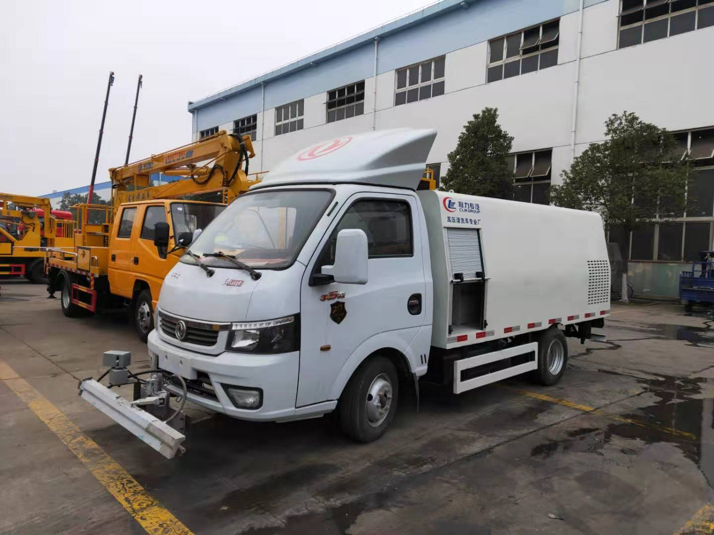 路面清洗養(yǎng)護(hù)車(chē)