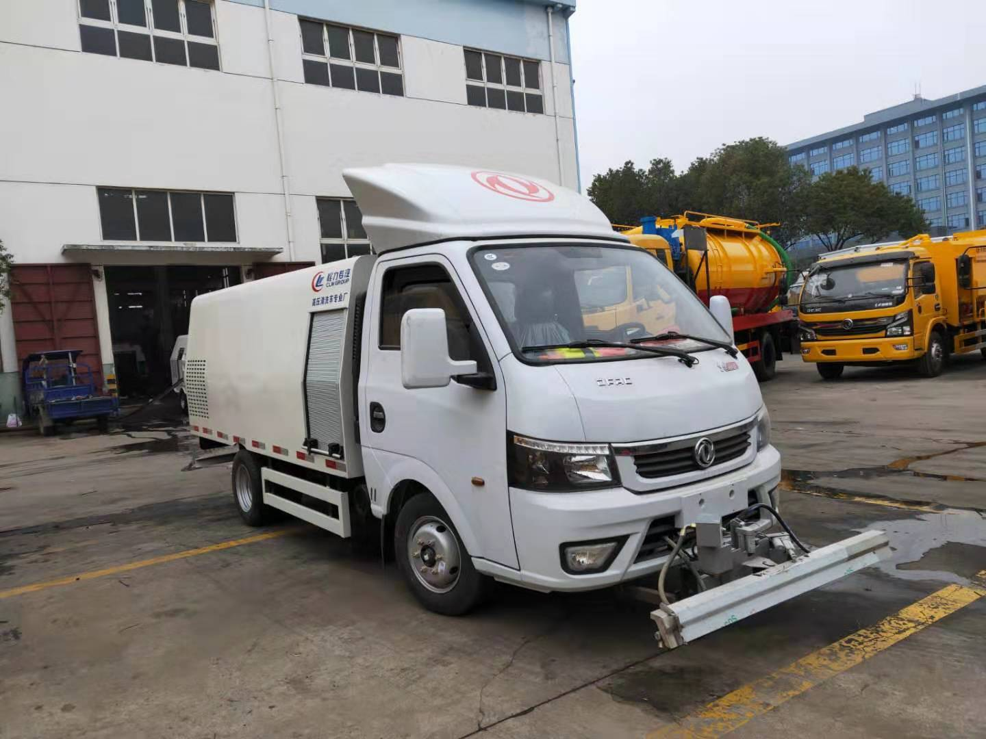 路面清洗養(yǎng)護(hù)車(chē)