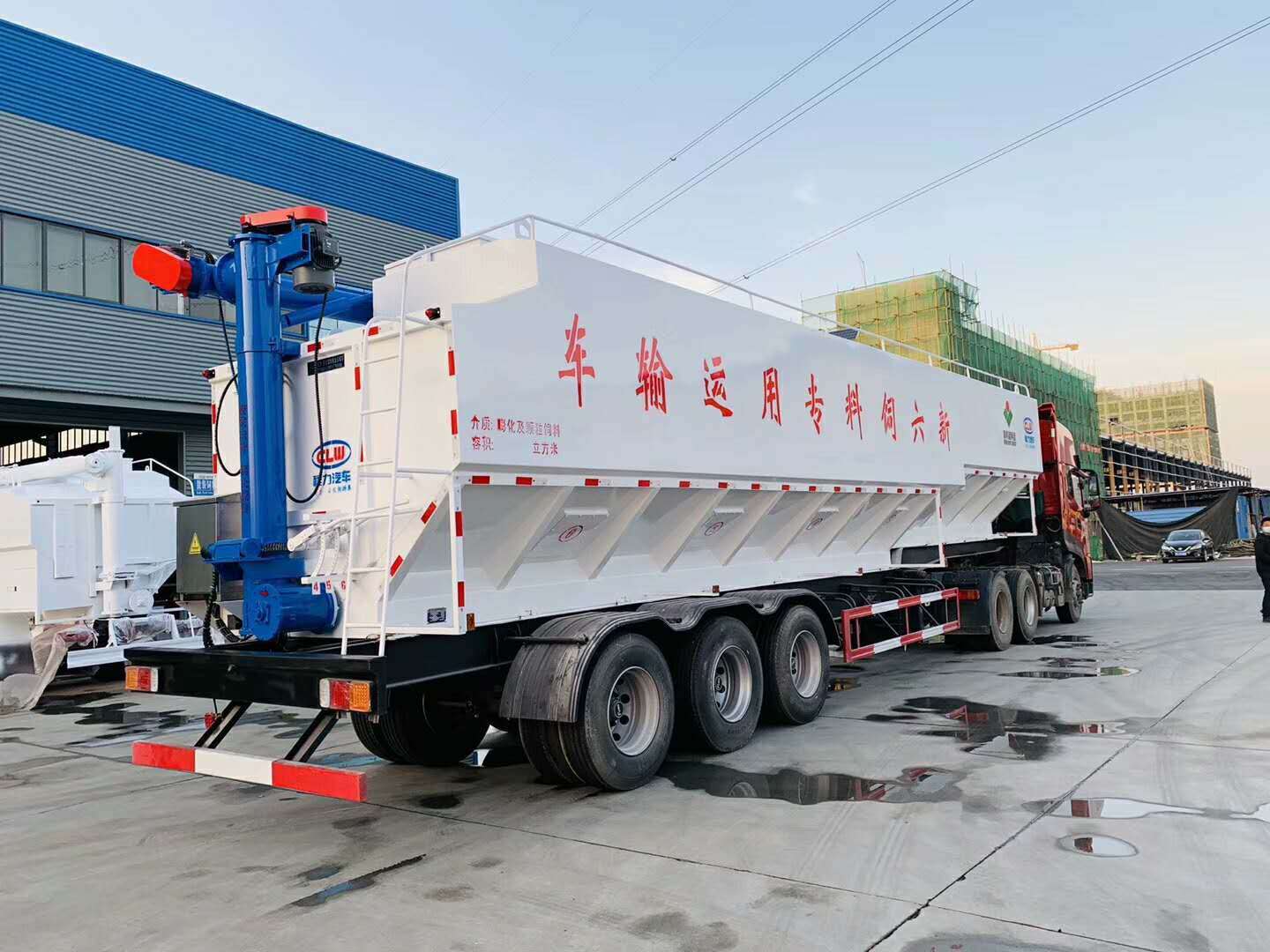 66方半掛飼料車