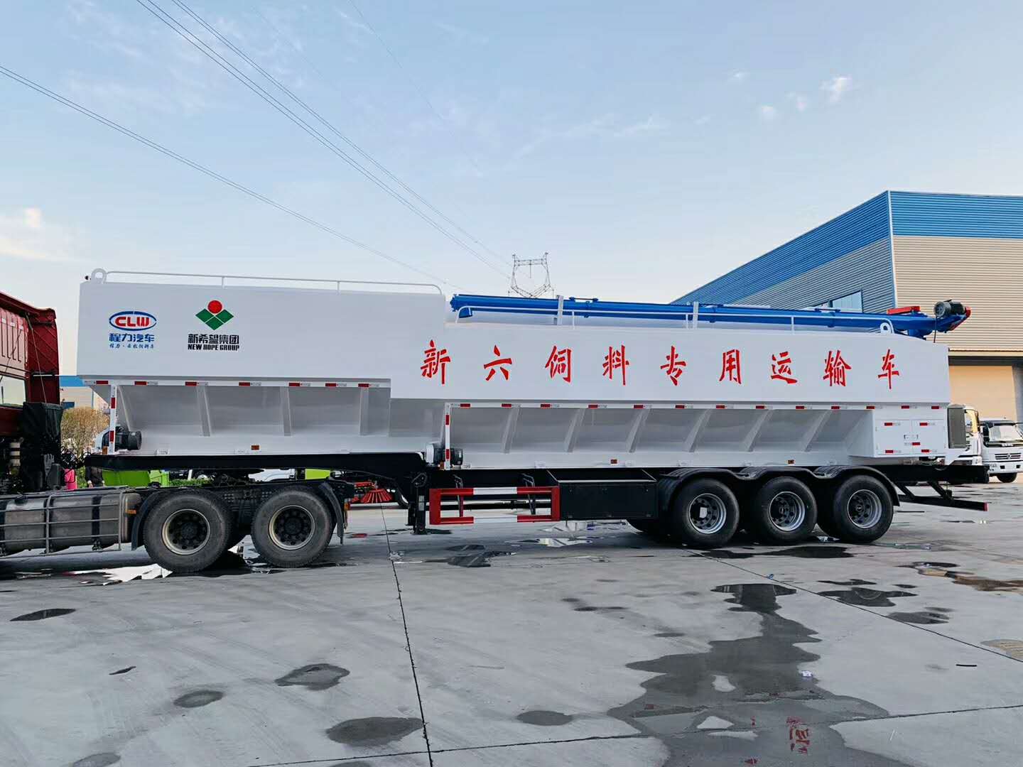 66方半掛飼料車