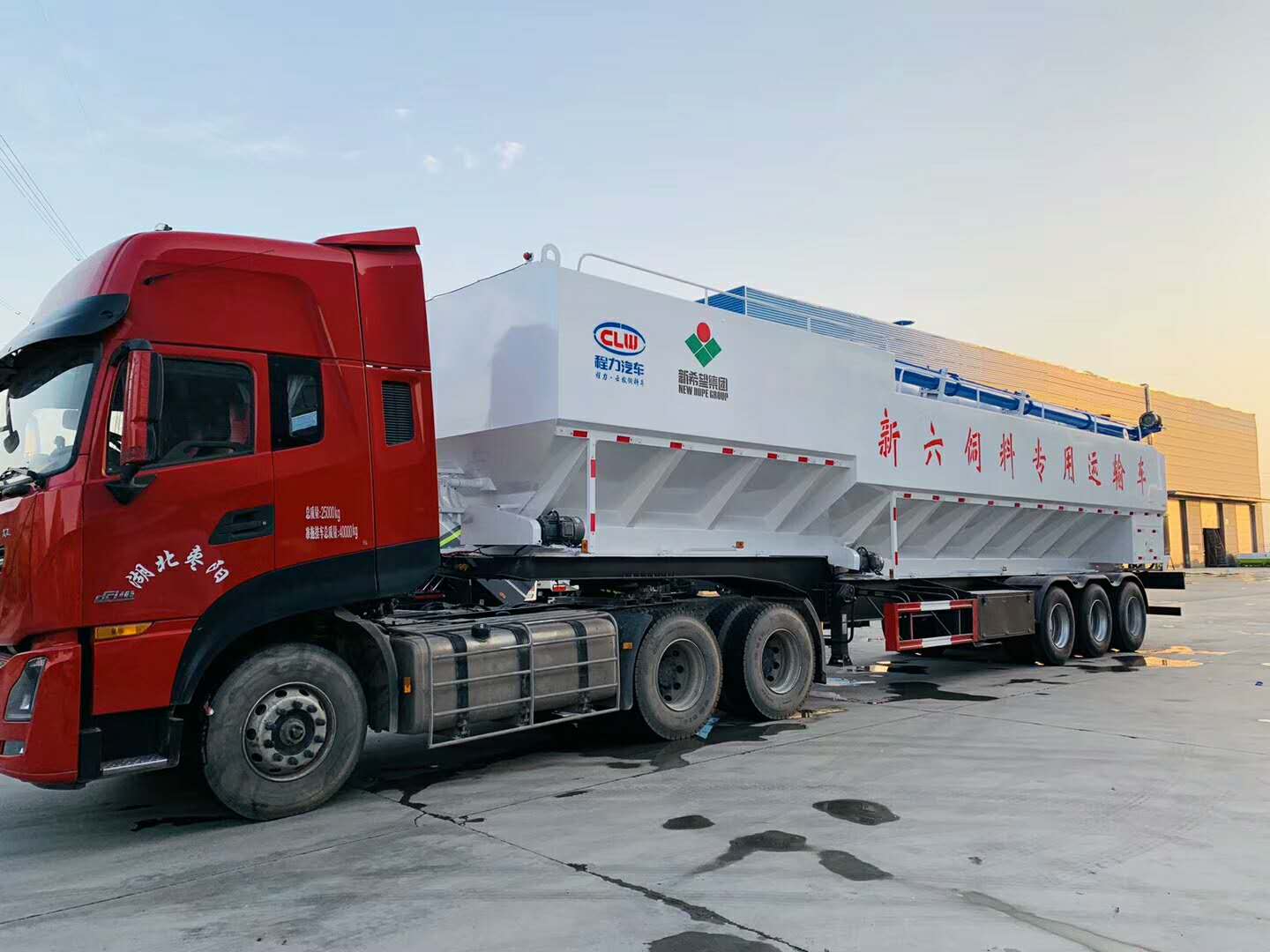 66方半掛飼料車