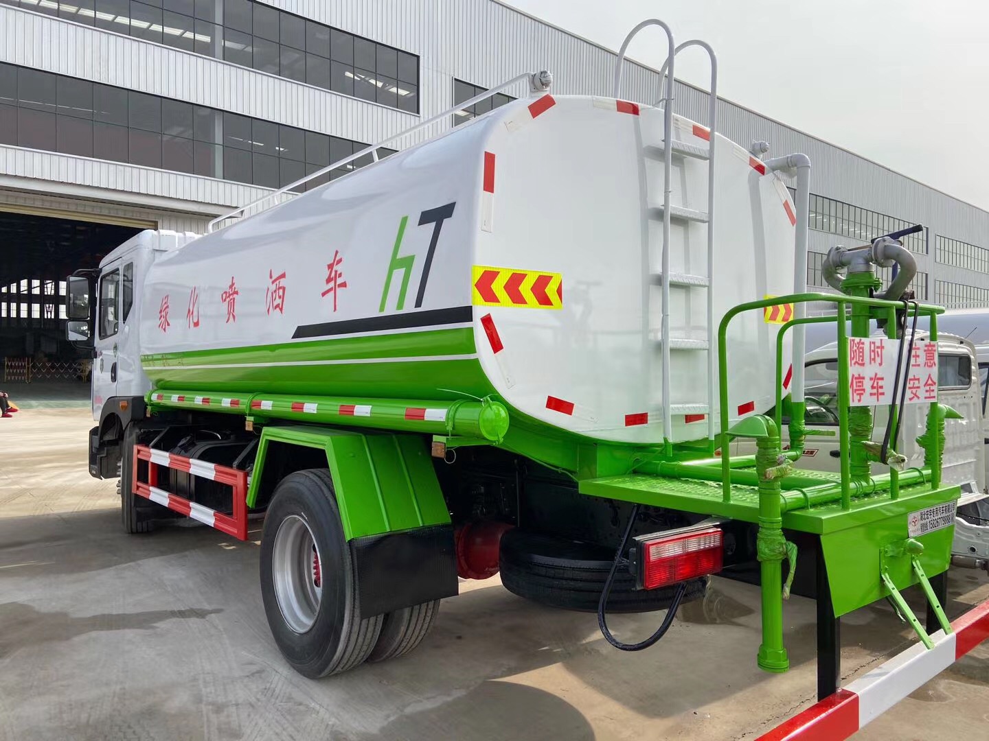 東風(fēng)D9多利卡灑水車 (5)