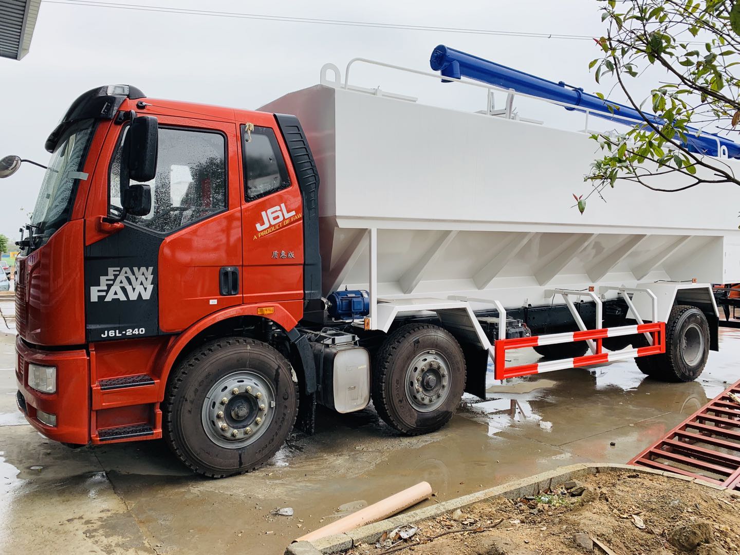 解放J6  30方散裝飼料車