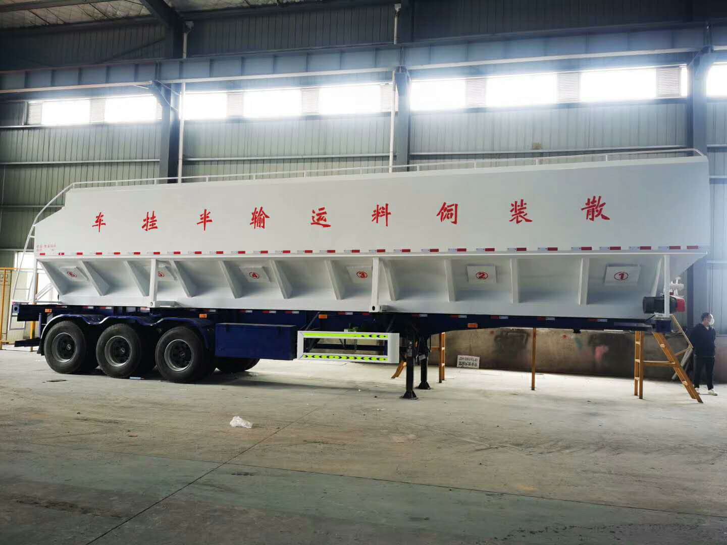 66方散裝飼料運(yùn)輸掛車