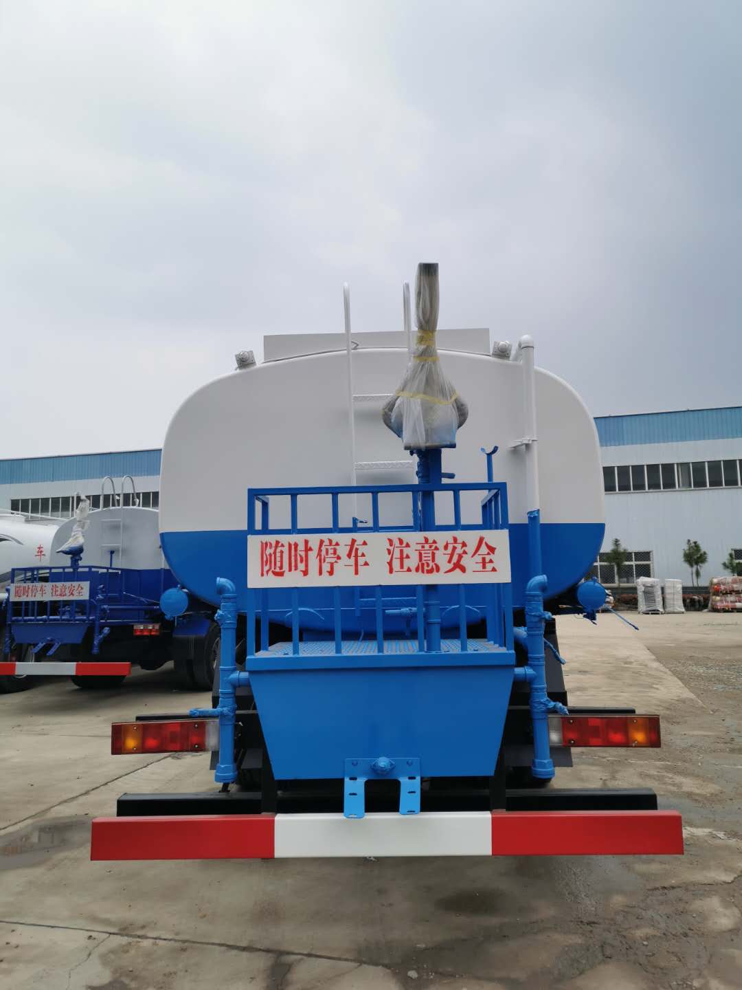 東風(fēng)后雙橋21方灑水車2