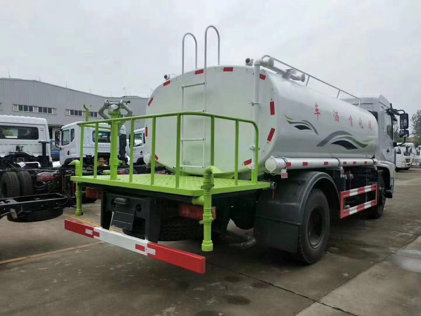 東風(fēng)專底12方灑水車 (8)