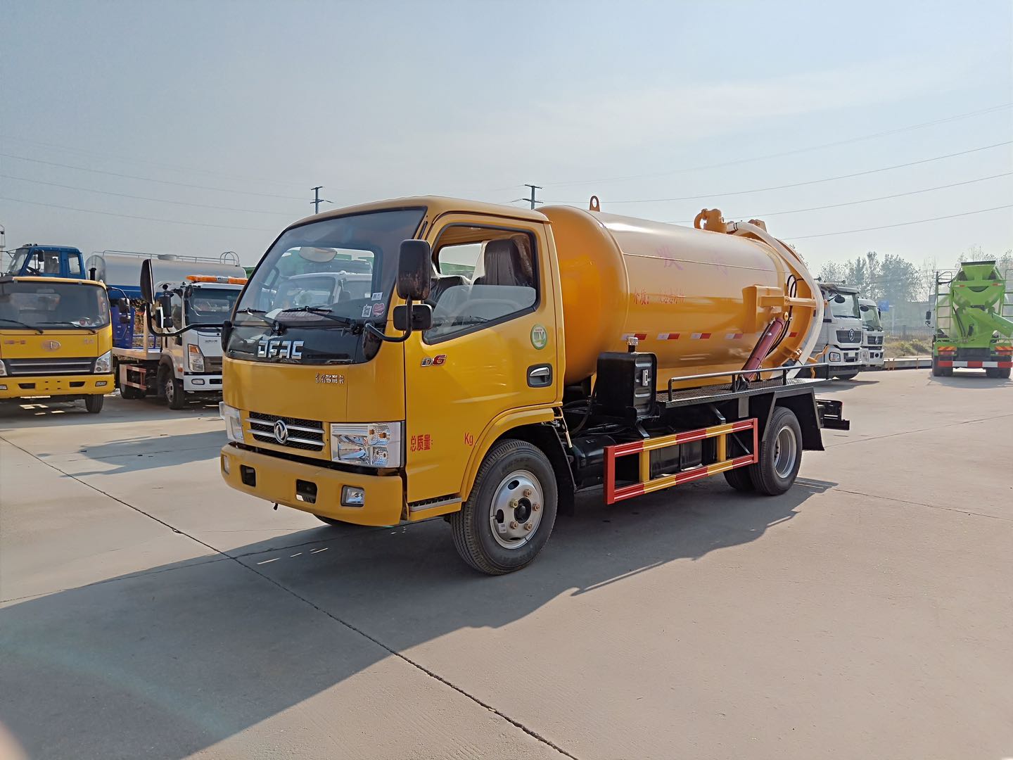 東風(fēng)5方吸污車 (3)