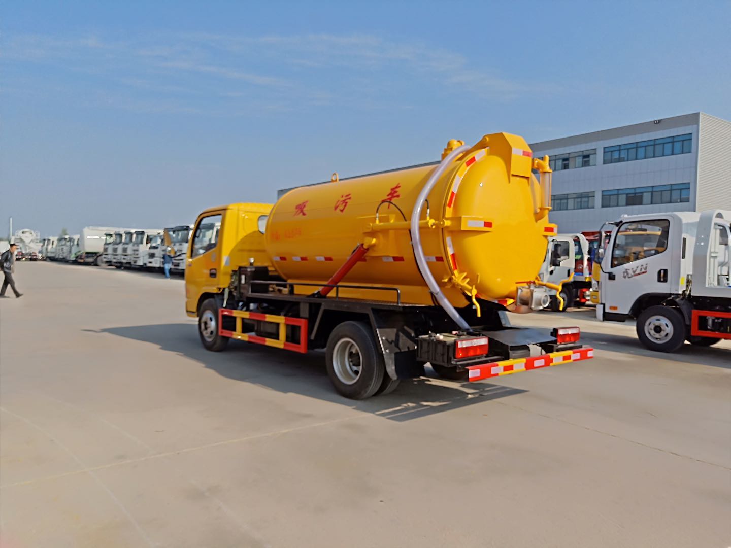 東風(fēng)5方吸污車 (4)