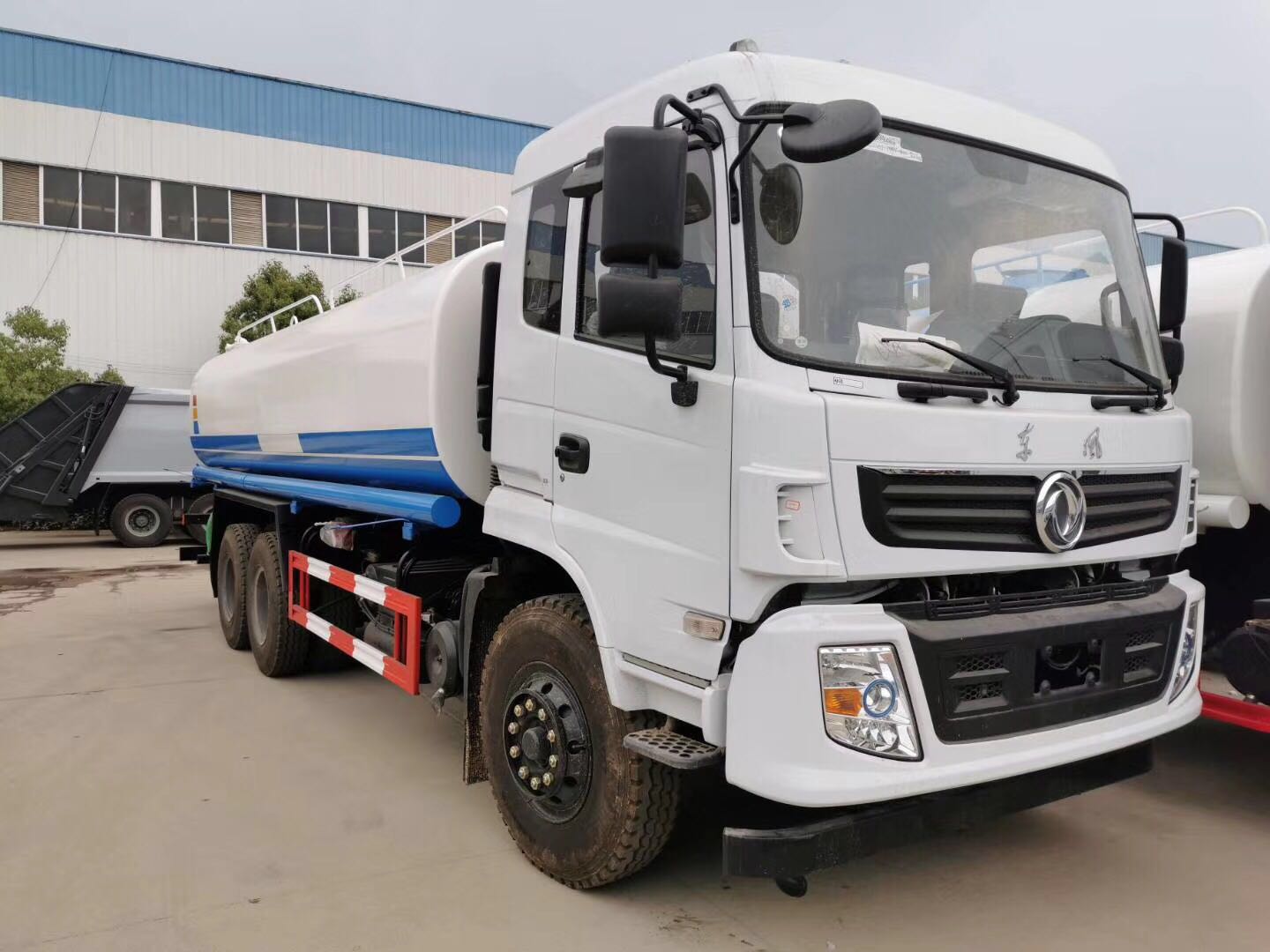 國(guó)五東風(fēng)后八輪22方灑水車(chē) (4)