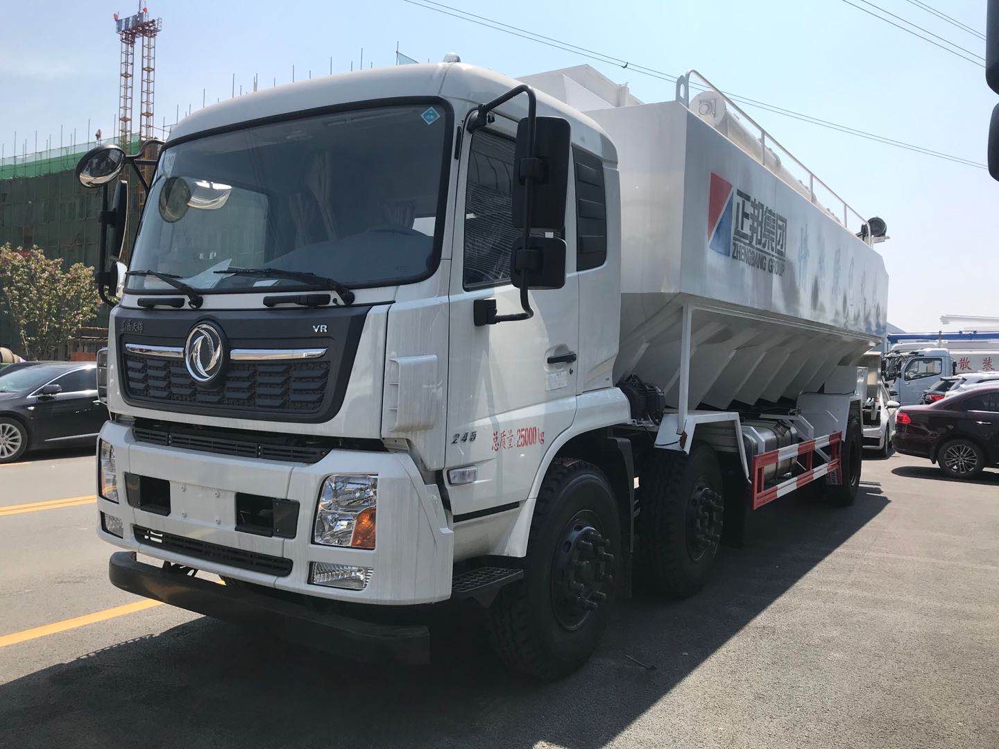 東風(fēng)散裝飼料車(chē)