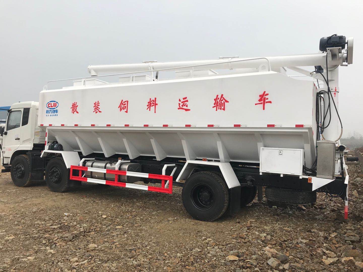 前四后四散裝飼料車(chē)