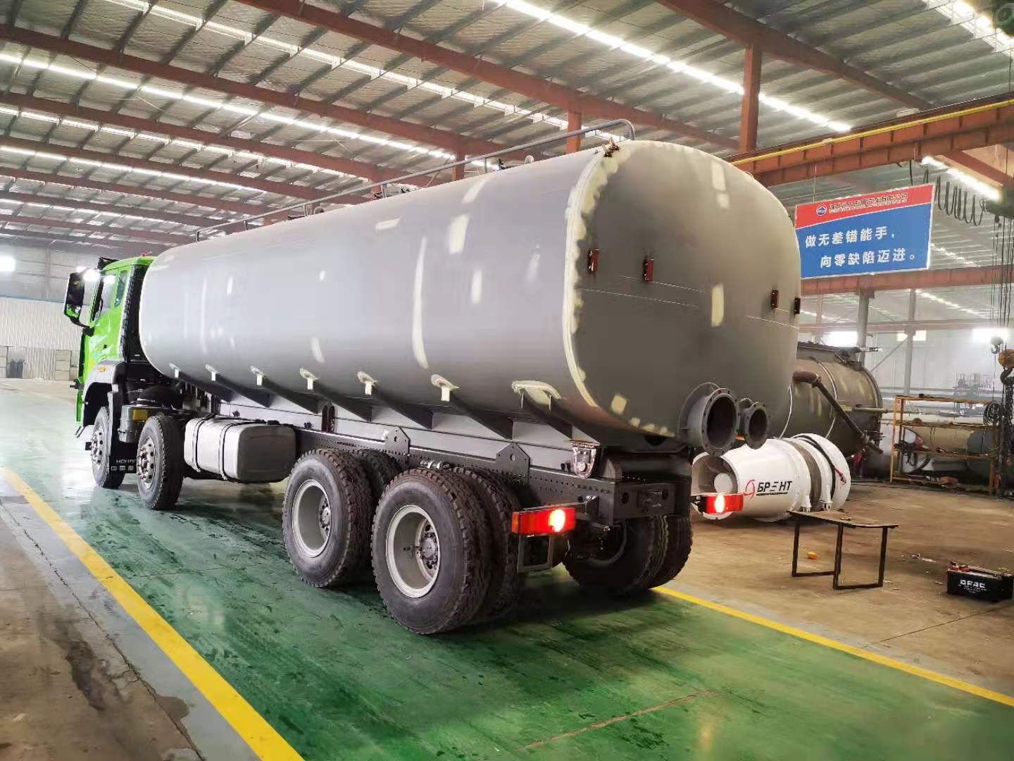 國(guó)六污泥運(yùn)輸車安裝調(diào)試3