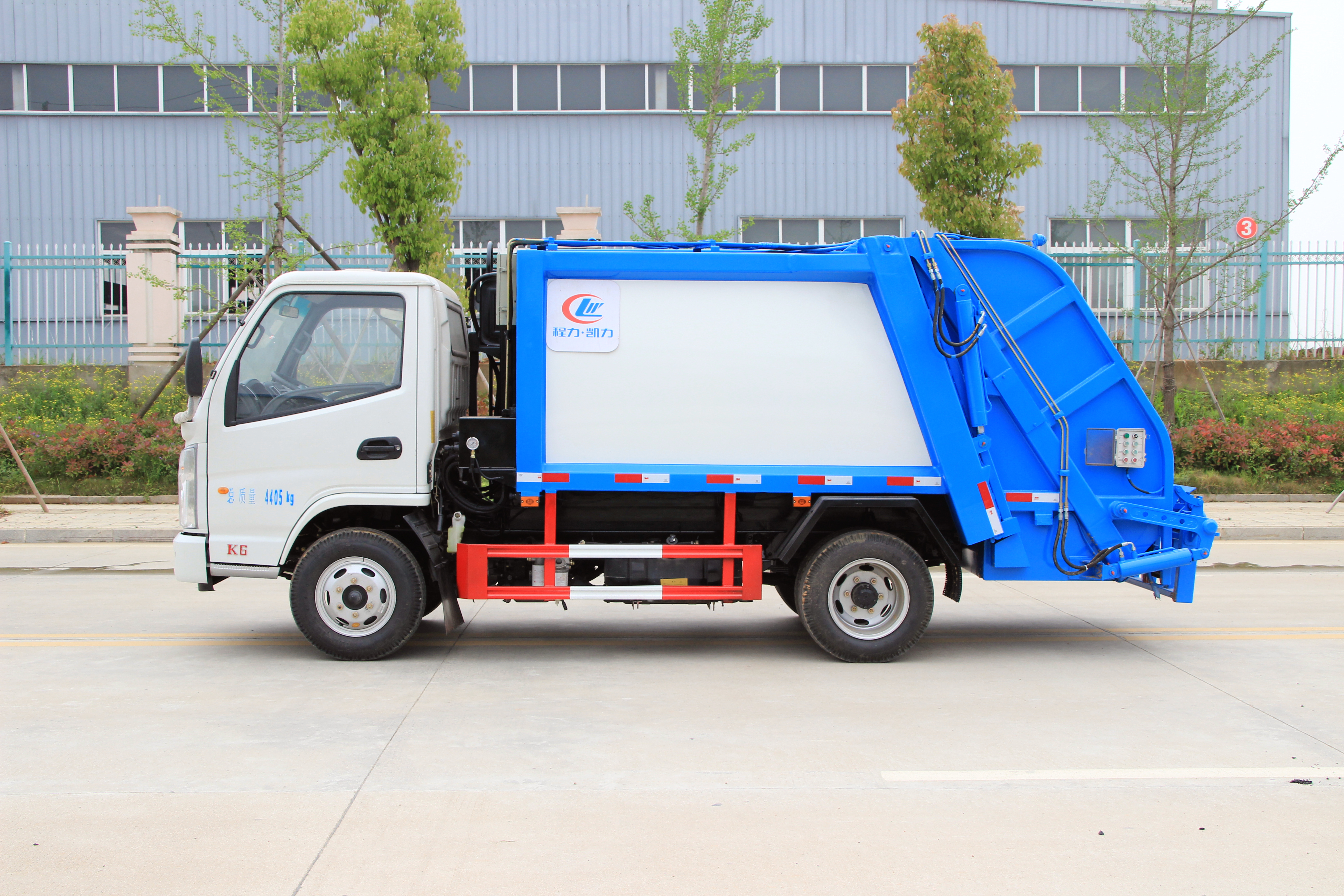 上藍(lán)牌的壓縮垃圾車