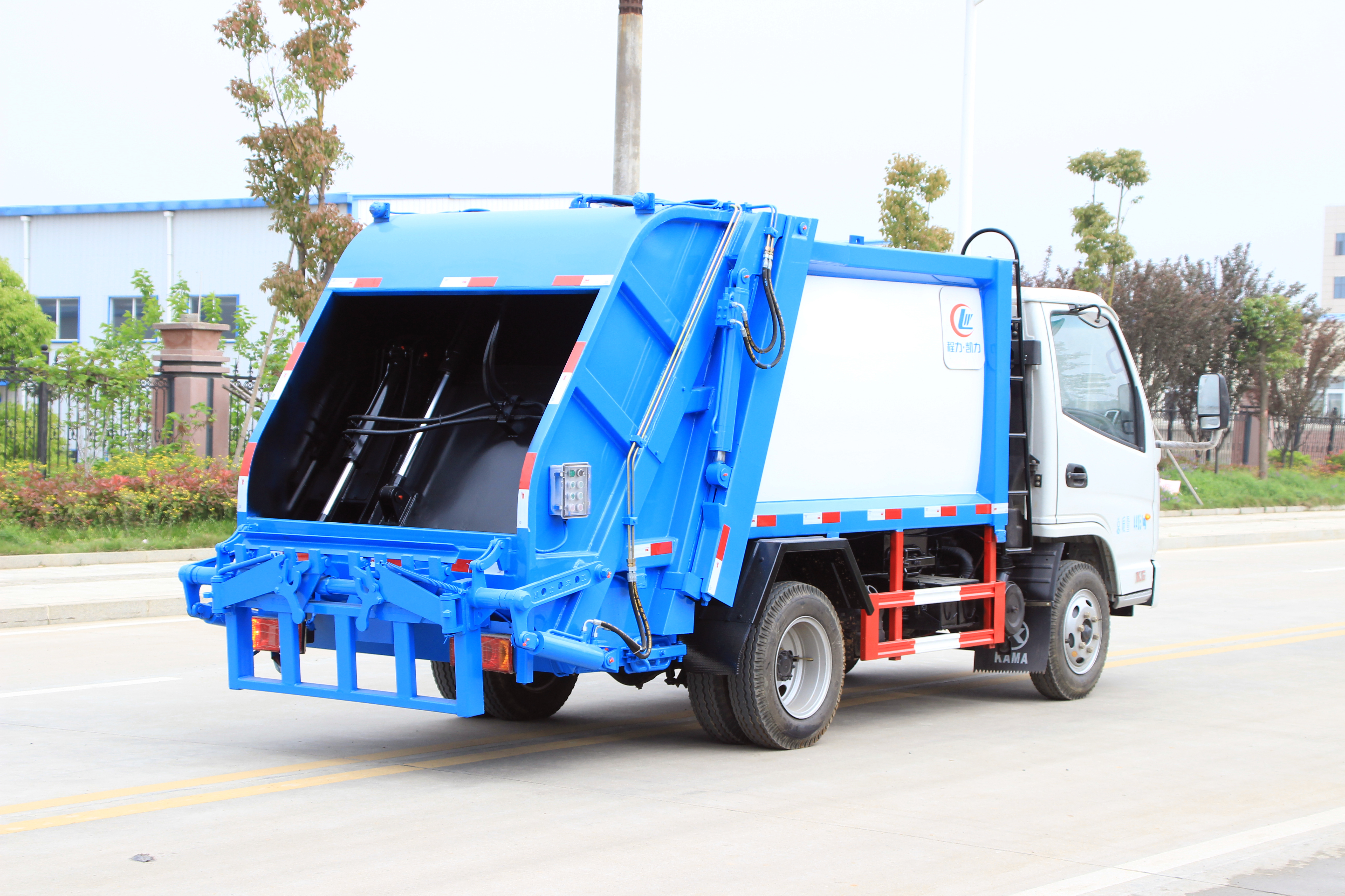 掛藍(lán)牌壓縮式垃圾車