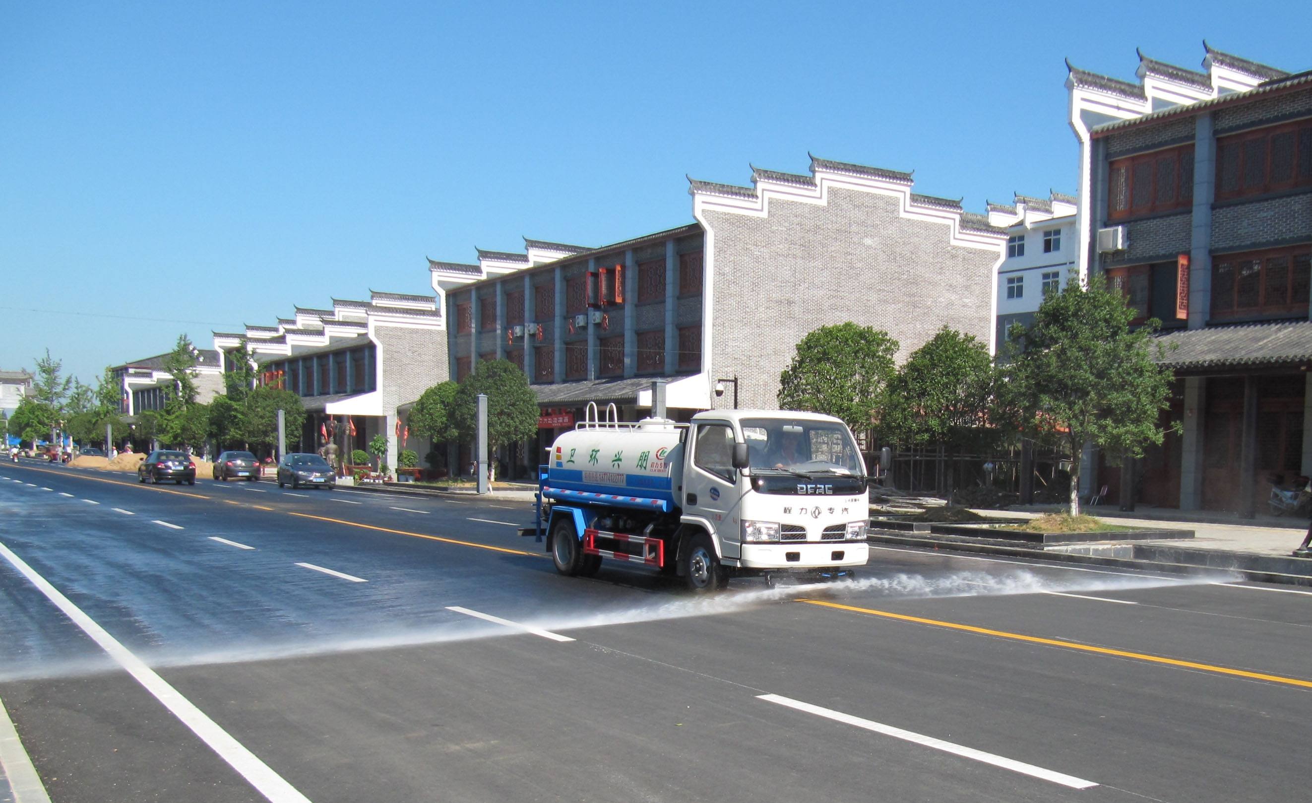 灑水車前沖圖片