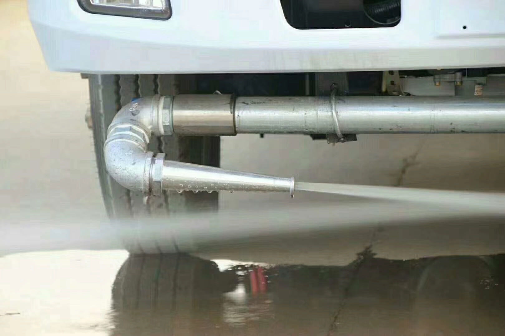 灑水車前沖圖片