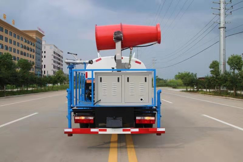 东风绿化洒水车 洒水车配件 洒水车工作状态