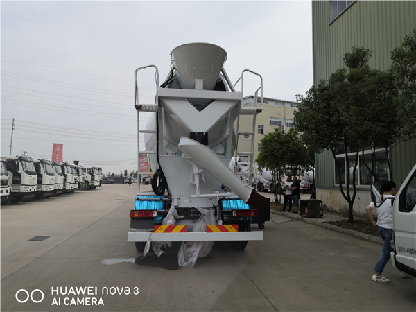 聯(lián)合重卡12方輕型攪拌車廠家價格