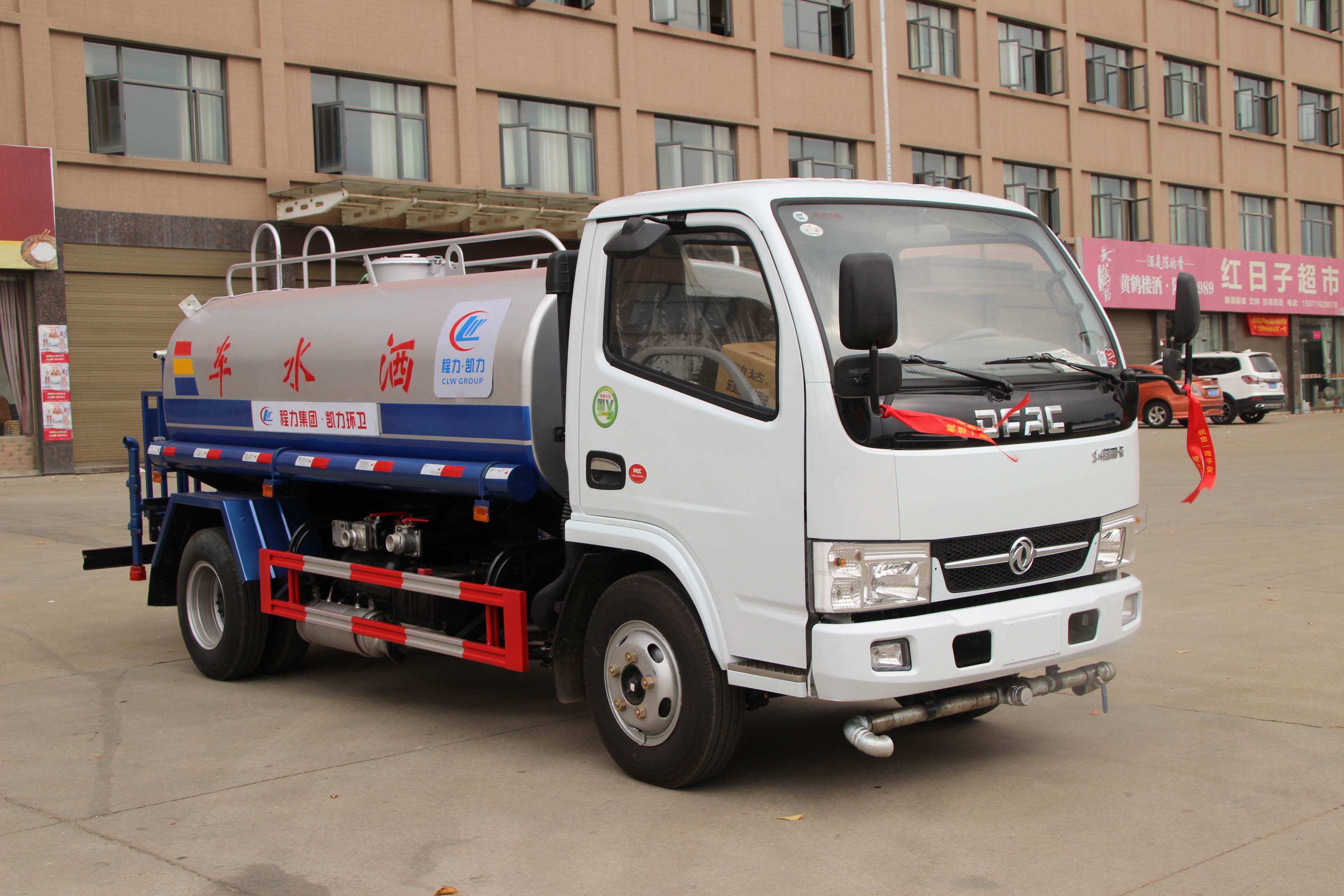 国五东风多利卡5方洒水车