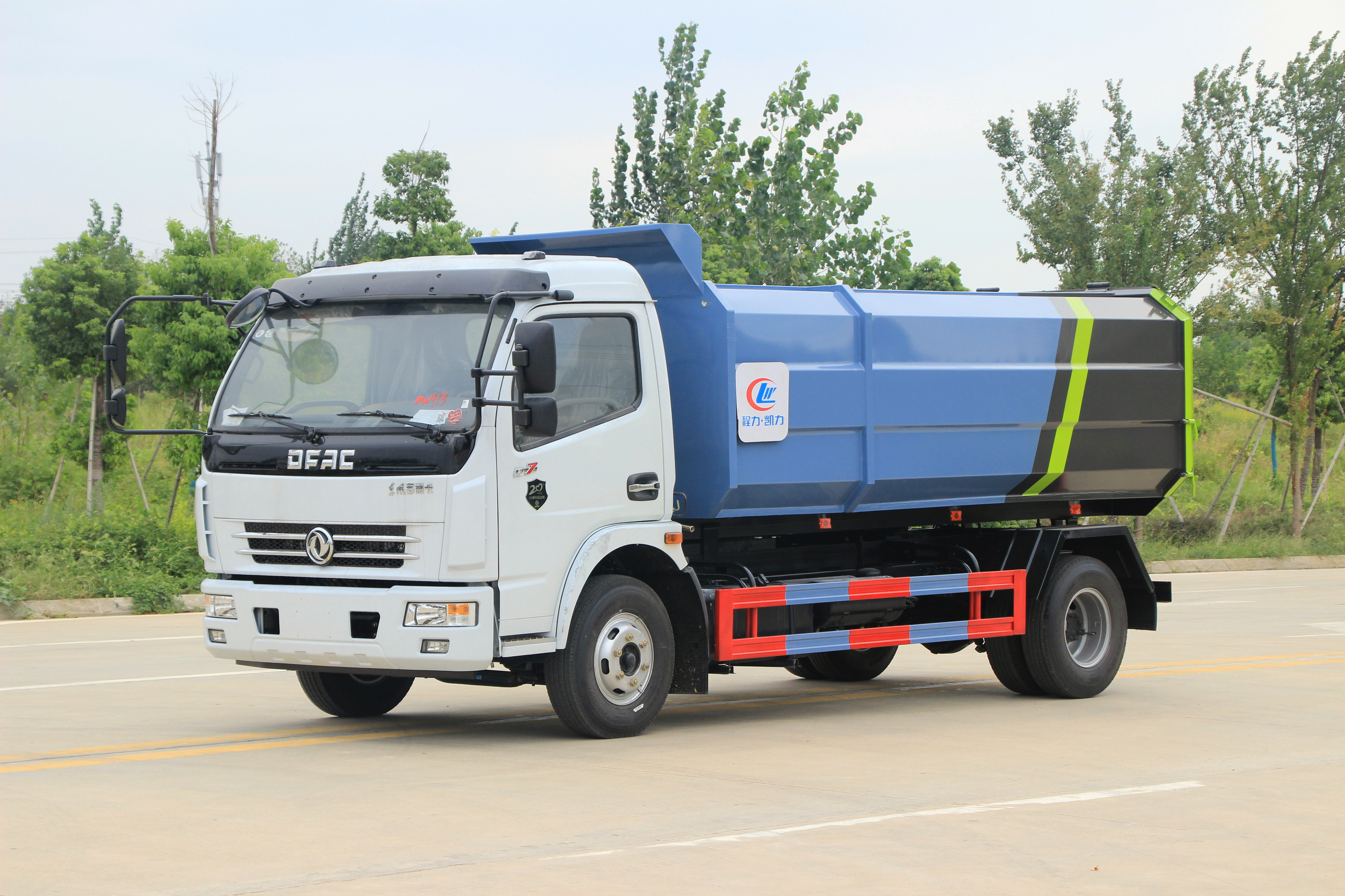 东风大多利卡国五8吨挂桶垃圾车