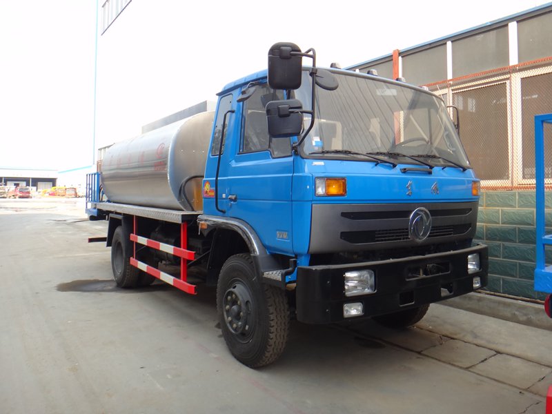 东风8吨沥青洒布车