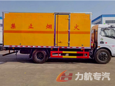 东风D9载重10吨防爆器材运输车