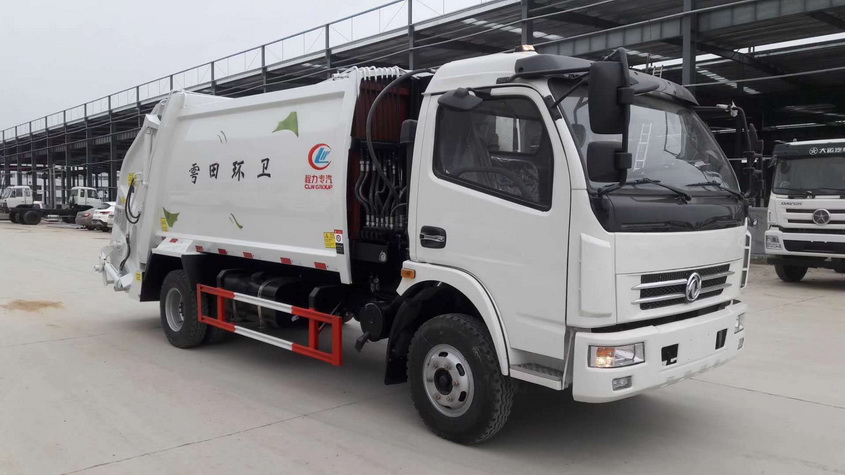 小型壓縮式垃圾車哪里有生產(chǎn)而且本就有磕碰的車身在雨水中酸性物質(zhì)的腐蝕下，車身銹蝕加快，使車子可靠性降低。