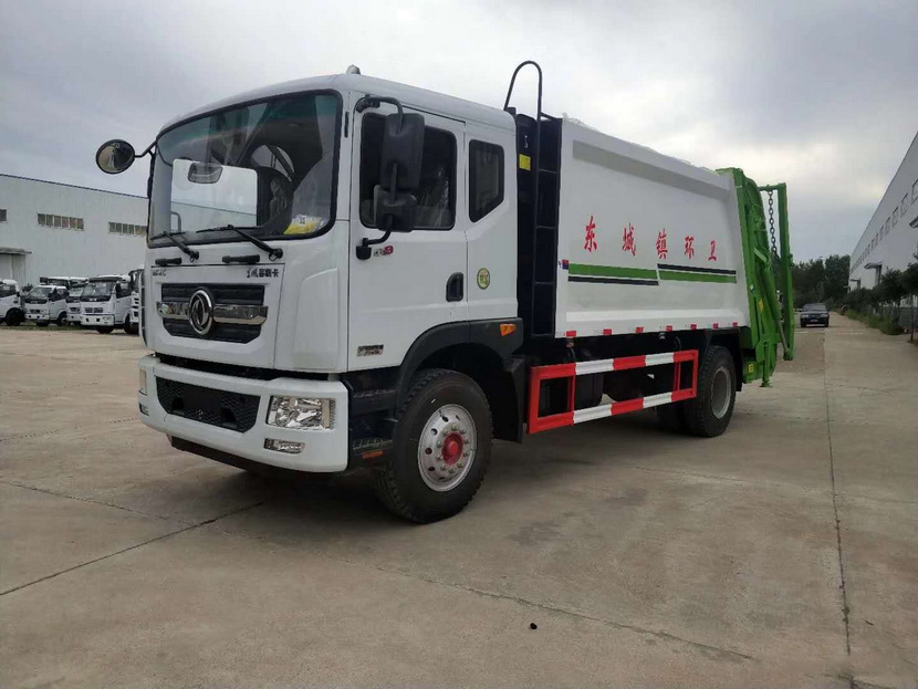 東風天錦壓縮式垃圾車多少錢一輛垃圾車廂體前部有卸料機構與油缸，后部有裝料斗，以裝垃圾和壓縮垃圾到車廂體內(nèi)。