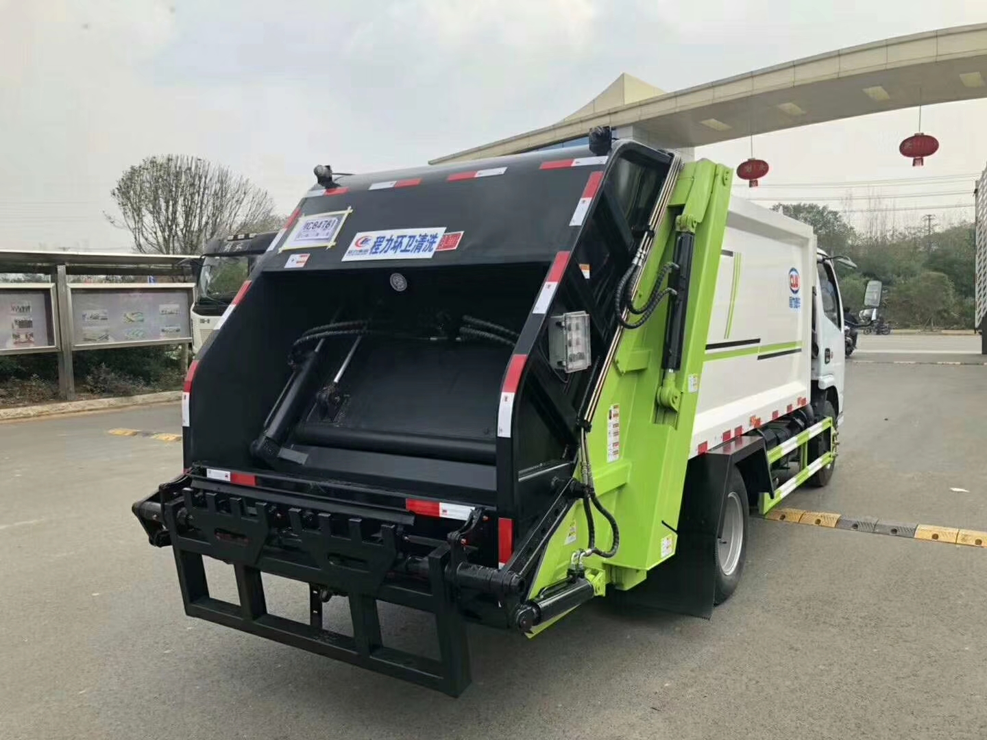 勁爆！壓縮垃圾車