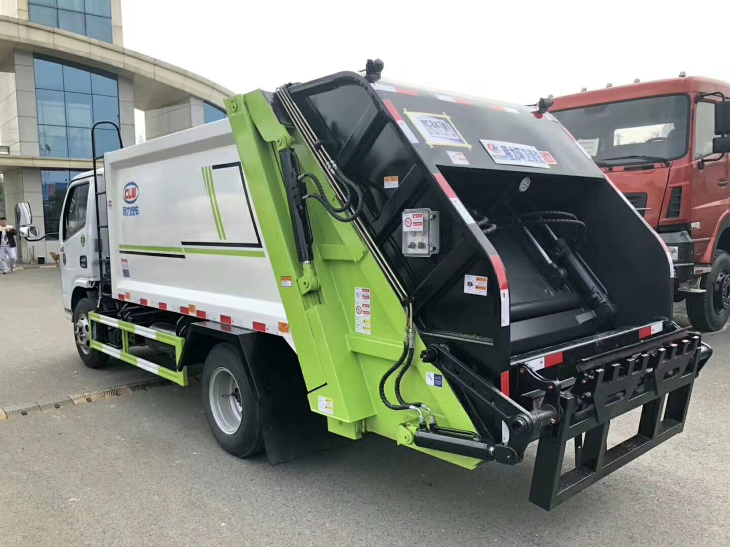 勁爆！壓縮垃圾車