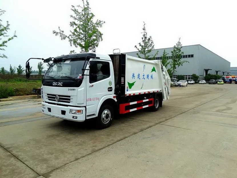 采購天錦垃圾壓縮車廠家報價相比于不時地增加垃圾收集勞動力與讓員工繼續(xù)不時地用小拖車加班加點清掃垃圾，一輛壓縮式垃圾車可提高五倍的垃圾收集效率，節(jié)省三倍的利息支出，對垃圾的處置工作能力高達99%何樂而不為壓縮式垃圾車實現(xiàn)高效綠色垃圾采集壓縮式垃圾車之所以與一般的垃圾車不同，因為它具有簡單高效的垃圾收集方式，能夠?qū)⑧l(xiāng)村中隨意擺放的垃圾裝納“肚中”且它不會發(fā)生二次污染，能夠在很大水平上提高地區(qū)或小區(qū)垃圾的收集效率。