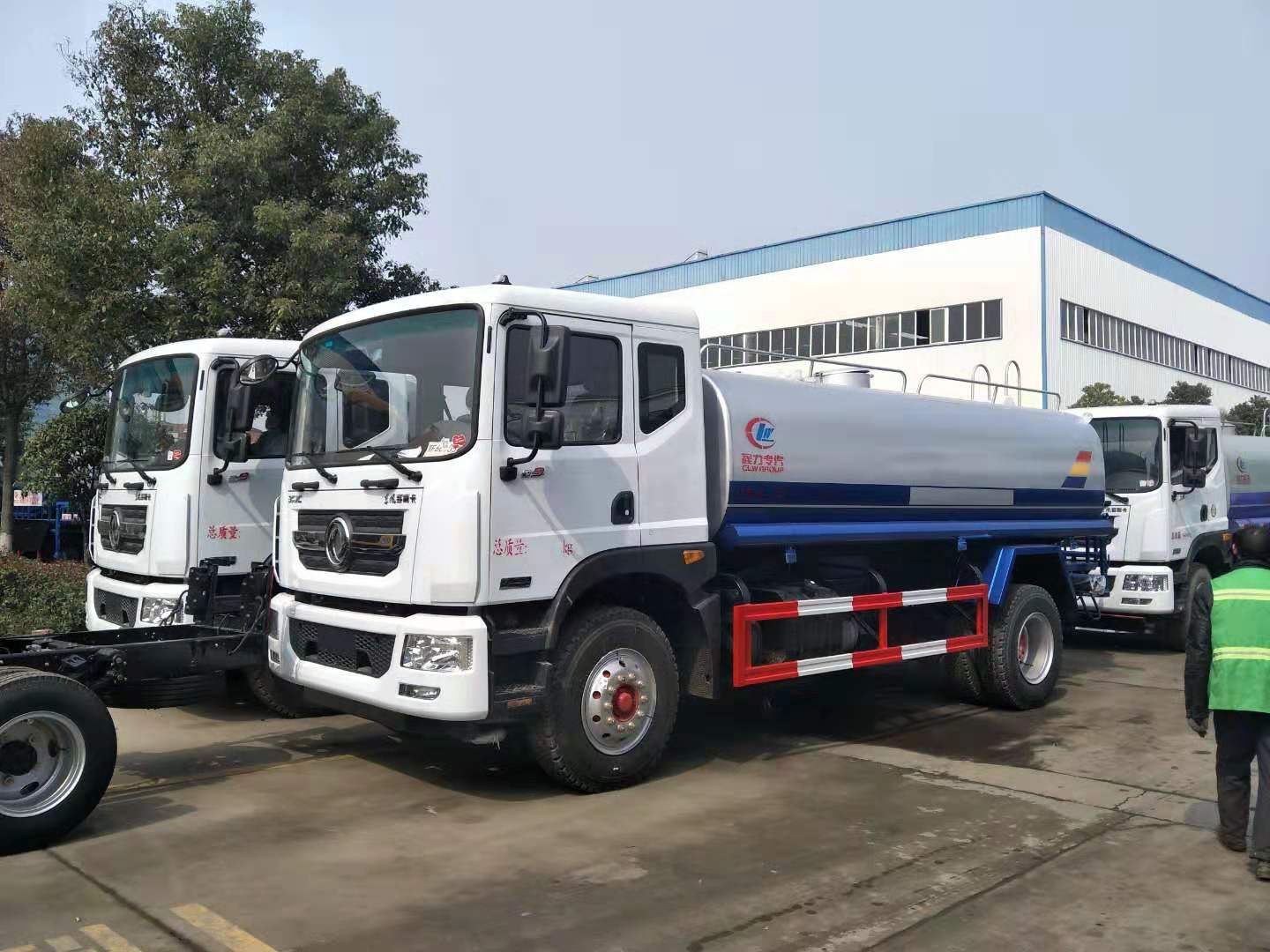 東風(fēng)多利卡D9灑水車 (6)
