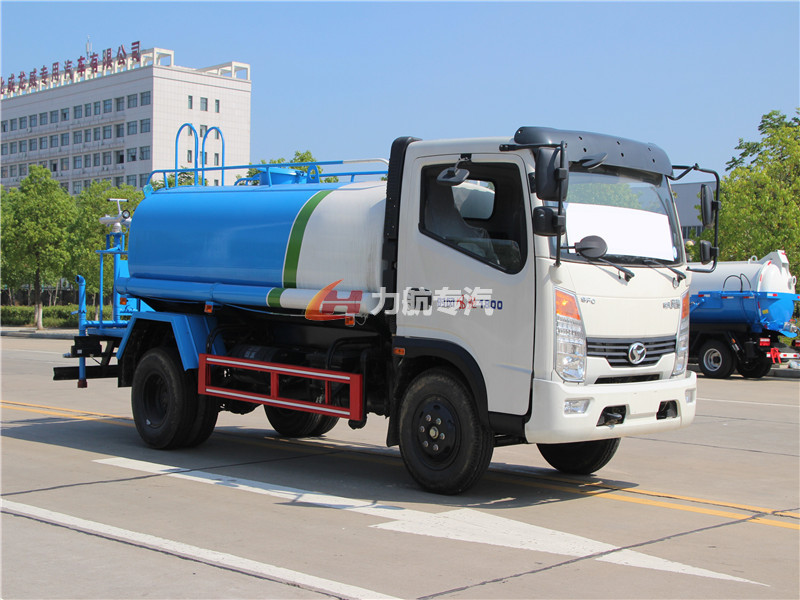 国六时风蓝牌5吨6吨7吨洒水车图片