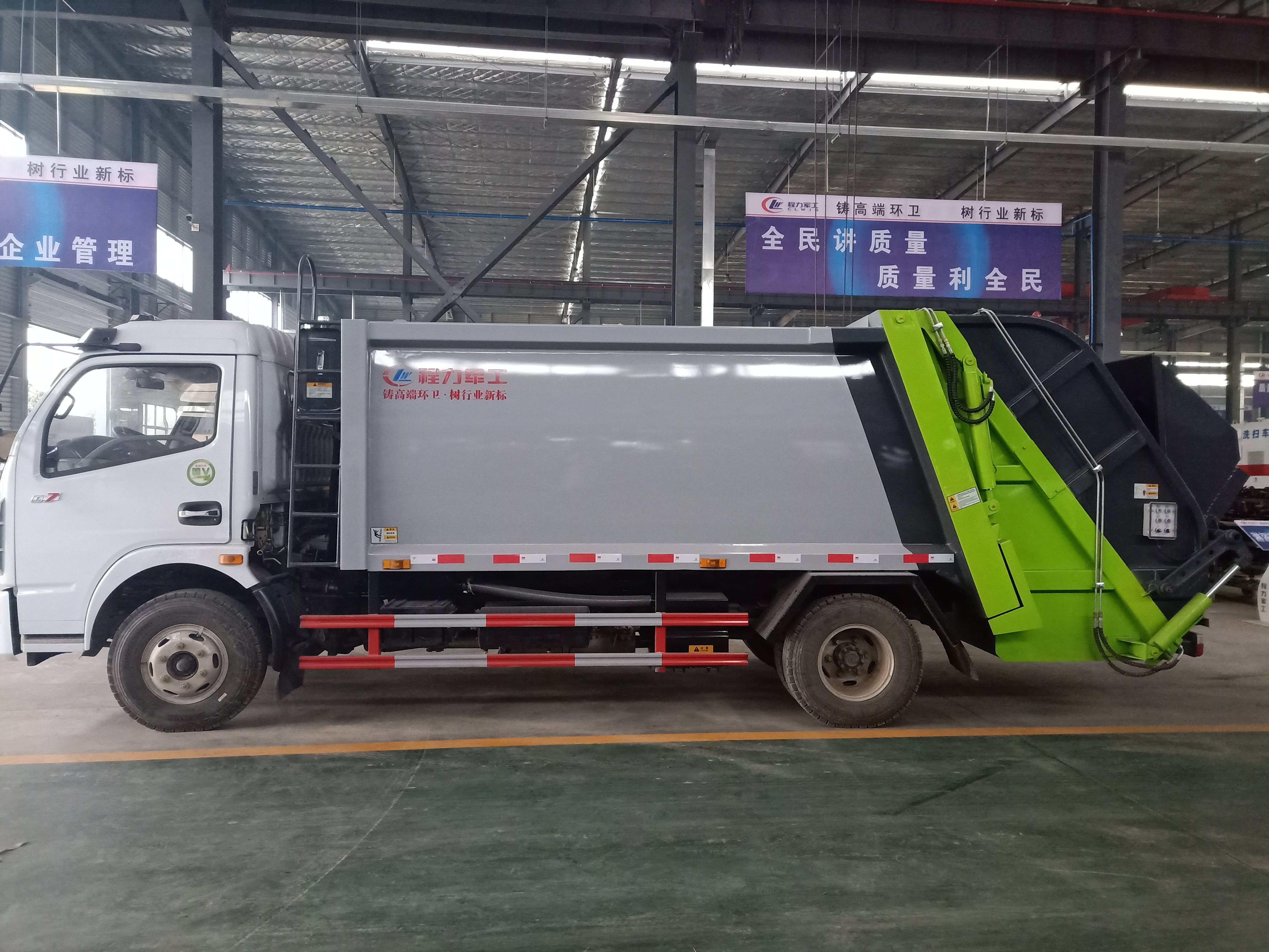 國五國六路面洗掃車現(xiàn)車圖片配置介紹