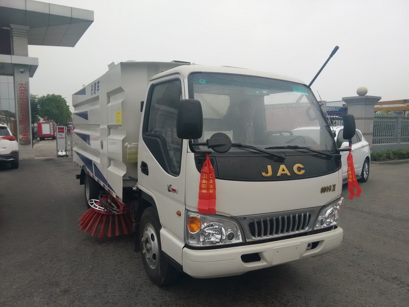 ” 這臺(tái)多功用抑塵車，一次可滿載9噸水量，作業(yè)時(shí)就從“大炮口”里噴發(fā)水霧，噴霧射高在40米以上，噴霧射程可達(dá)100米以上，所噴出的水霧比一般澆水車噴出的水霧顆粒更為纖細(xì)，水霧規(guī)模更大，對空氣中的塵土有較強(qiáng)的穿透力，與飄起的塵土觸摸時(shí)構(gòu)成一種濕潤霧狀體，然后抵達(dá)大面積濕化除塵、下降PM10、PM2。