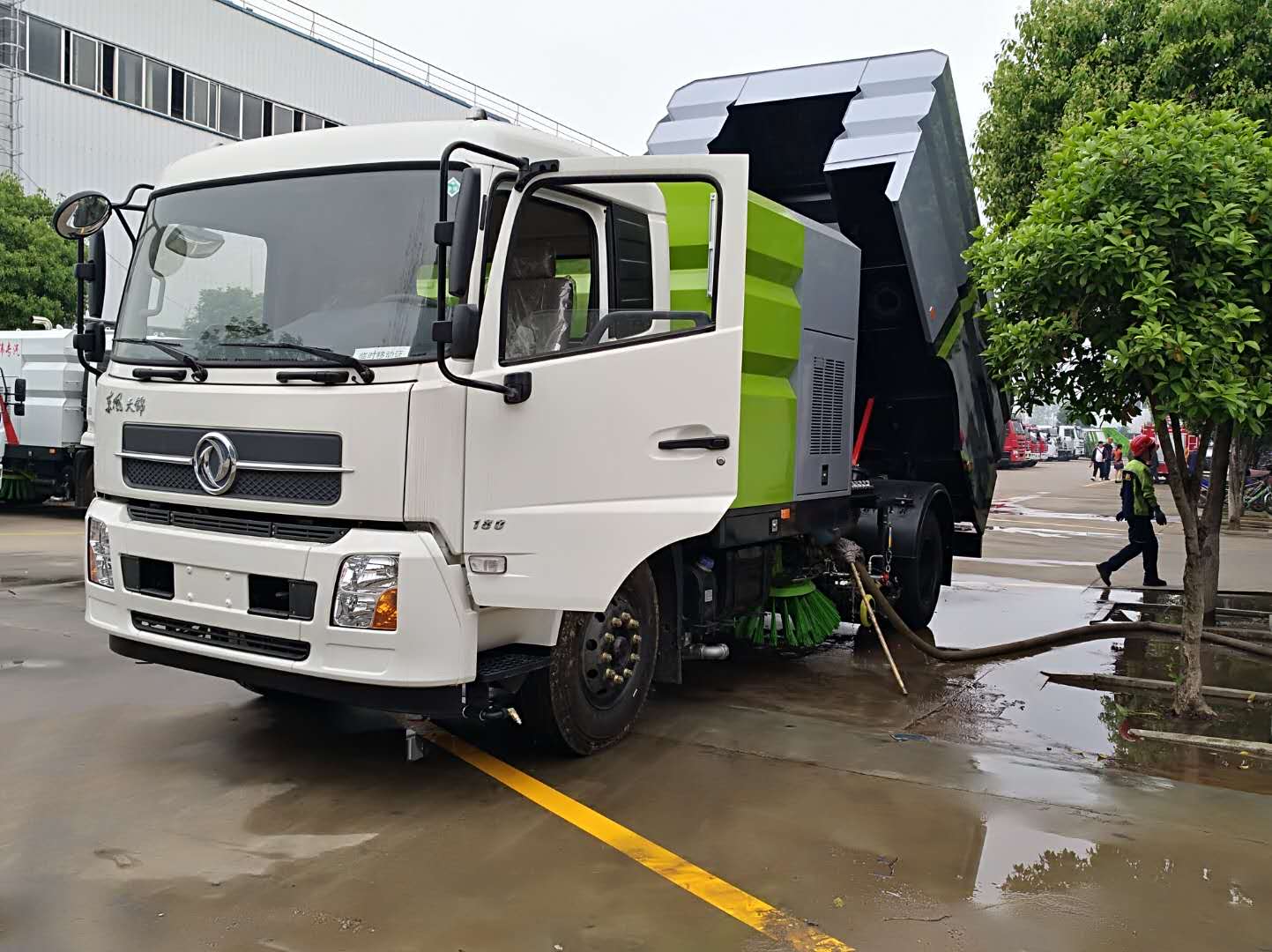 東風天錦洗掃車前側面圖