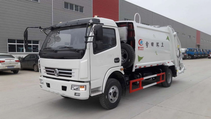 5方垃圾壓縮車多少錢一輛以往的污水處置常采用外接膠管的方式解決，往往在使用時(shí)由于污水管堵塞而無(wú)法處理。