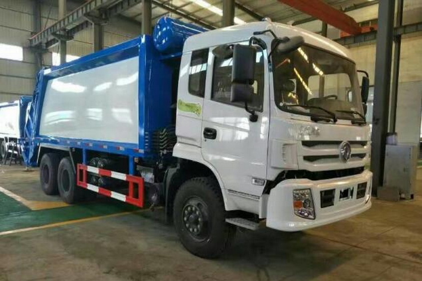 5方垃圾壓縮車多少錢一輛通過(guò)刮板油缸、滑板油缸和負(fù)壓板的順序動(dòng)作，實(shí)現(xiàn)將料斗內(nèi)物料循環(huán)壓入車廂的功能。