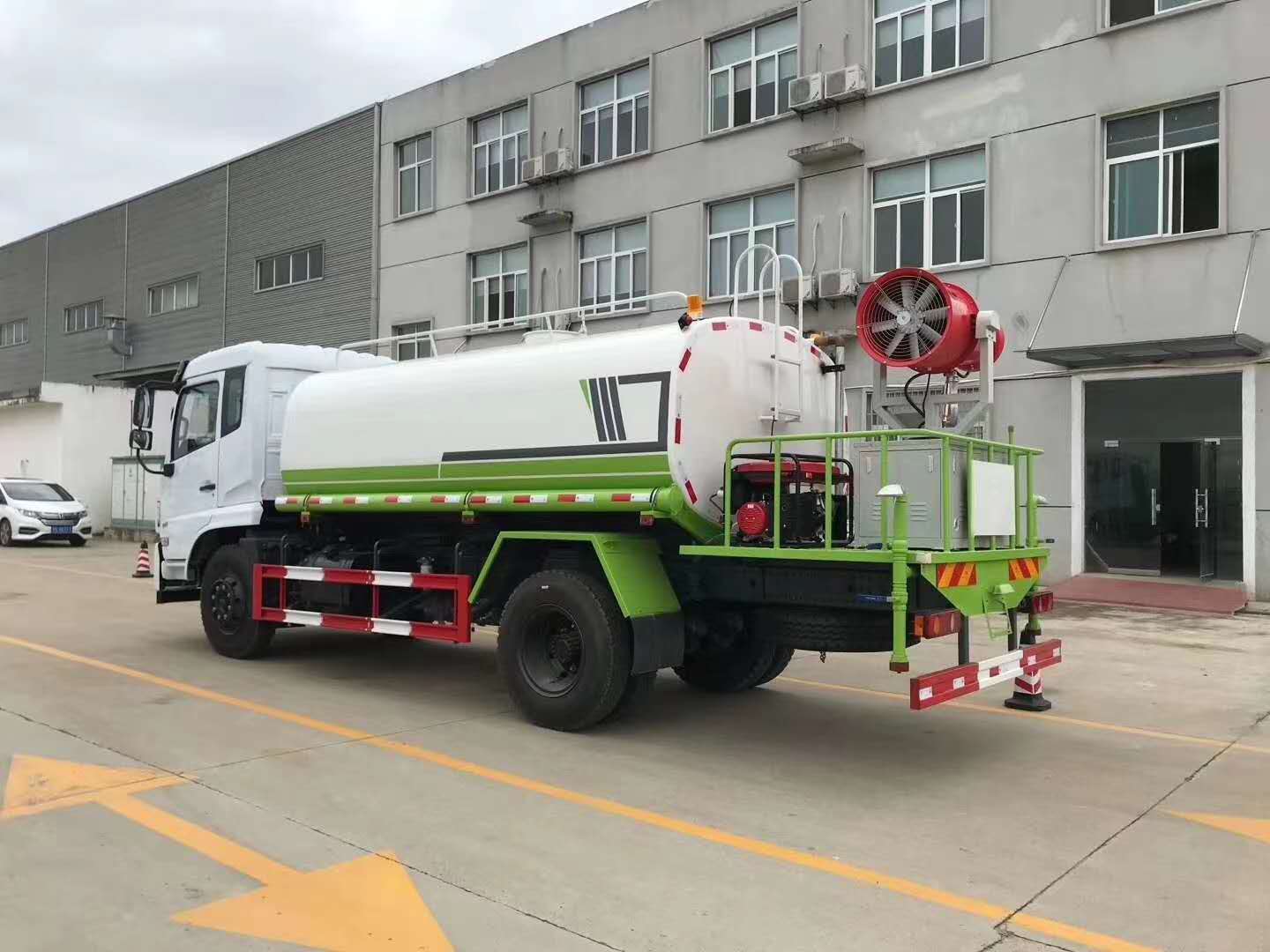 湖北灑水車廠家連夜將東風灑水車送至好客戶手中……