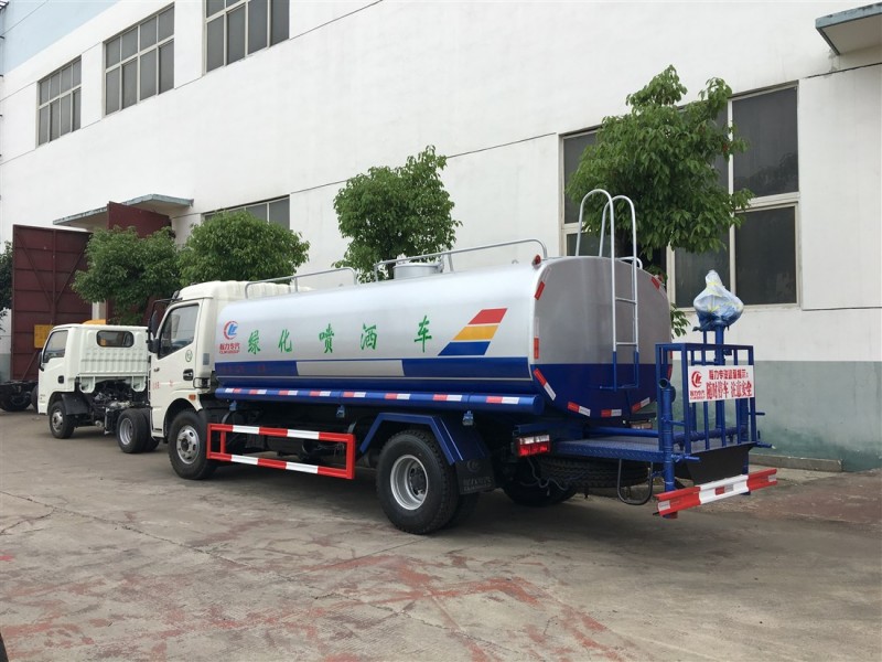 東風(fēng)大多利卡8噸-9.2噸灑水車后左面圖
