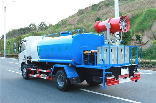 30米東風(fēng)柴油霧炮車灑水車圖片