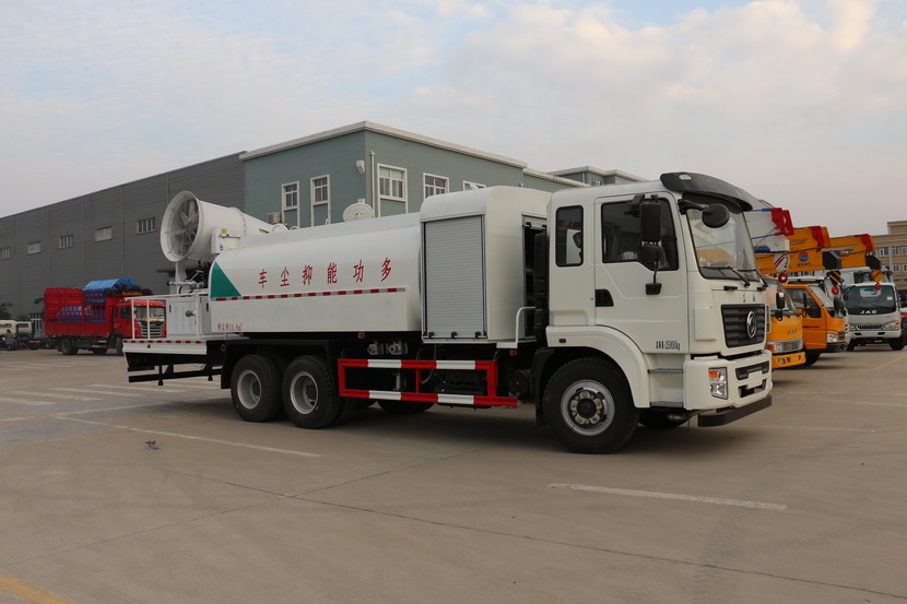 ” 俗稱“霧炮車”的多功用抑塵車，在鄭州街頭噴霧降塵。