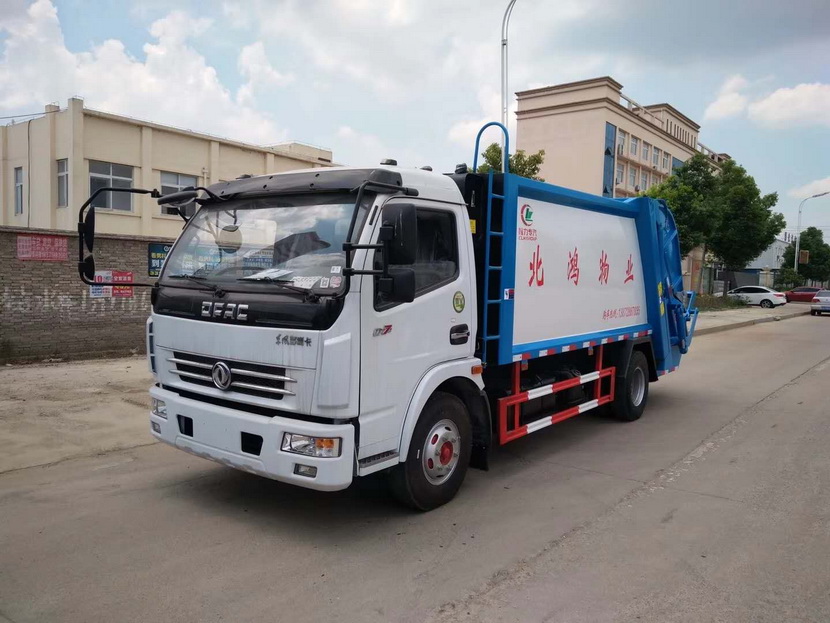 采購18方天龍壓縮式垃圾車多少錢一輛主要有后裝壓縮式垃圾車和測裝壓縮式垃圾車，其中后裝壓縮式垃圾車可選配后掛桶收集裝置、鏟斗收集裝置、擺臂收集裝置、掛鐵通收集裝置，用戶可以根據(jù)不同需要選擇不同的收集裝置。